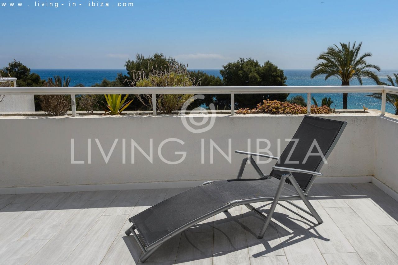 Alquiler Temporal. Atractivo apartamento de diseño con parking, en Santa Eulalia del Río, Ibiza, primera línea de mar sobre la playa. Del 1/10 al 30/4