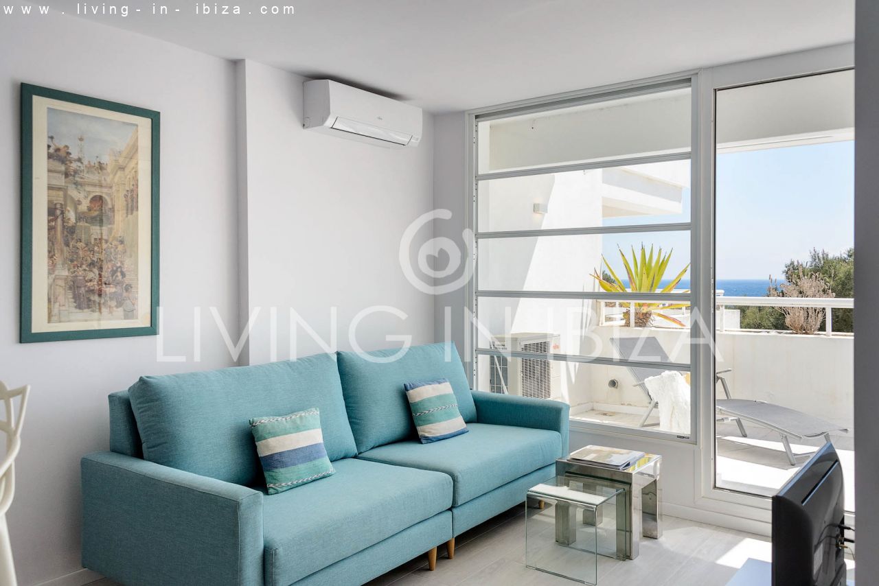 Alquiler Temporal. Atractivo apartamento de diseño con parking, en Santa Eulalia del Río, Ibiza, primera línea de mar sobre la playa. Del 1/10 al 30/4