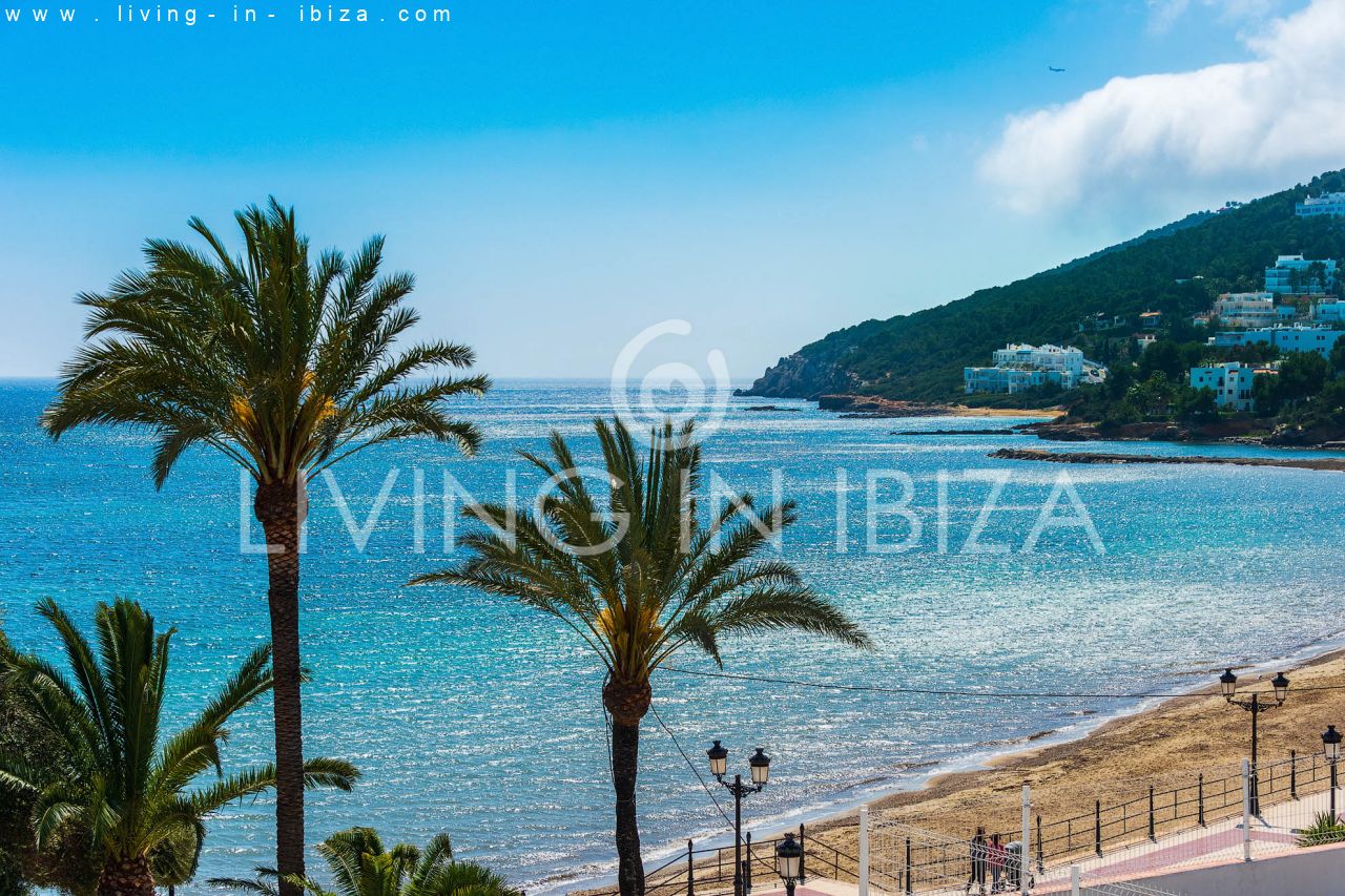 Alquiler Temporal. Atractivo apartamento de diseño con parking, en Santa Eulalia del Río, Ibiza, primera línea de mar sobre la playa. Del 1/10 al 30/4