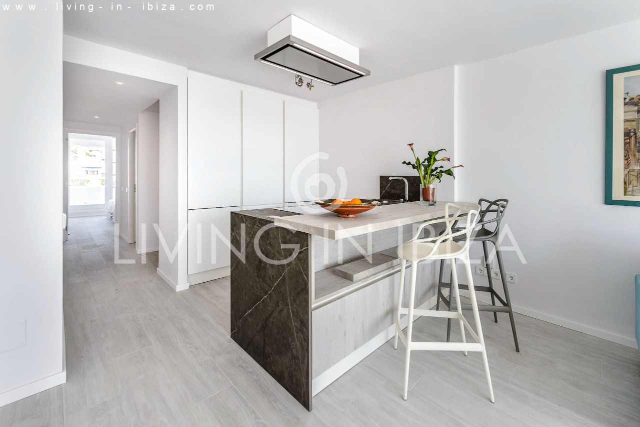 Alquiler Temporal. Atractivo apartamento de diseño con parking, en Santa Eulalia del Río, Ibiza, primera línea de mar sobre la playa. Del 1/10 al 30/4