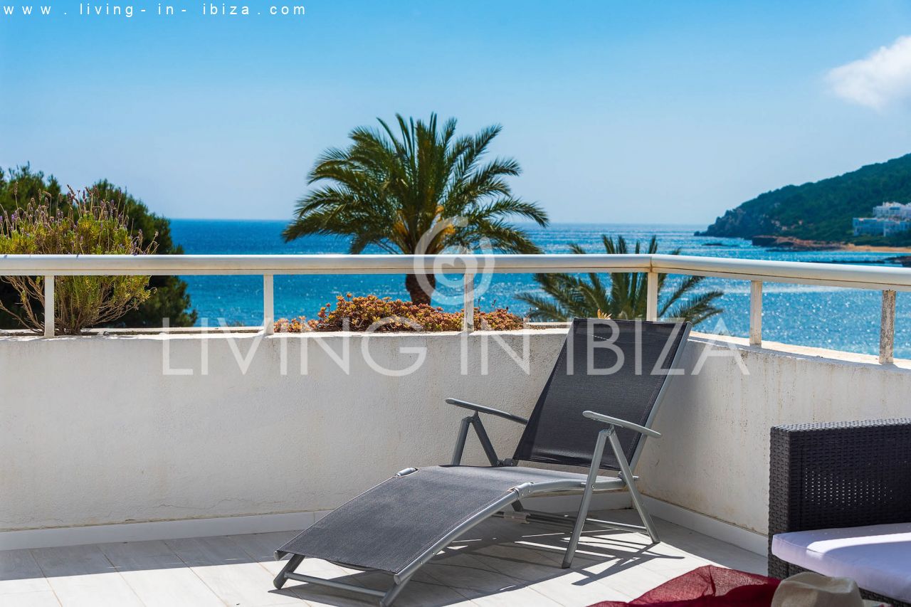 Alquiler Temporal. Atractivo apartamento de diseño con parking, en Santa Eulalia del Río, Ibiza, primera línea de mar sobre la playa. Del 1/10 al 30/4