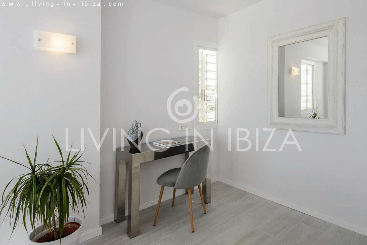 Alquiler Temporal. Atractivo apartamento de diseño con parking, en Santa Eulalia del Río, Ibiza, primera línea de mar sobre la playa. Del 1/10 al 30/4