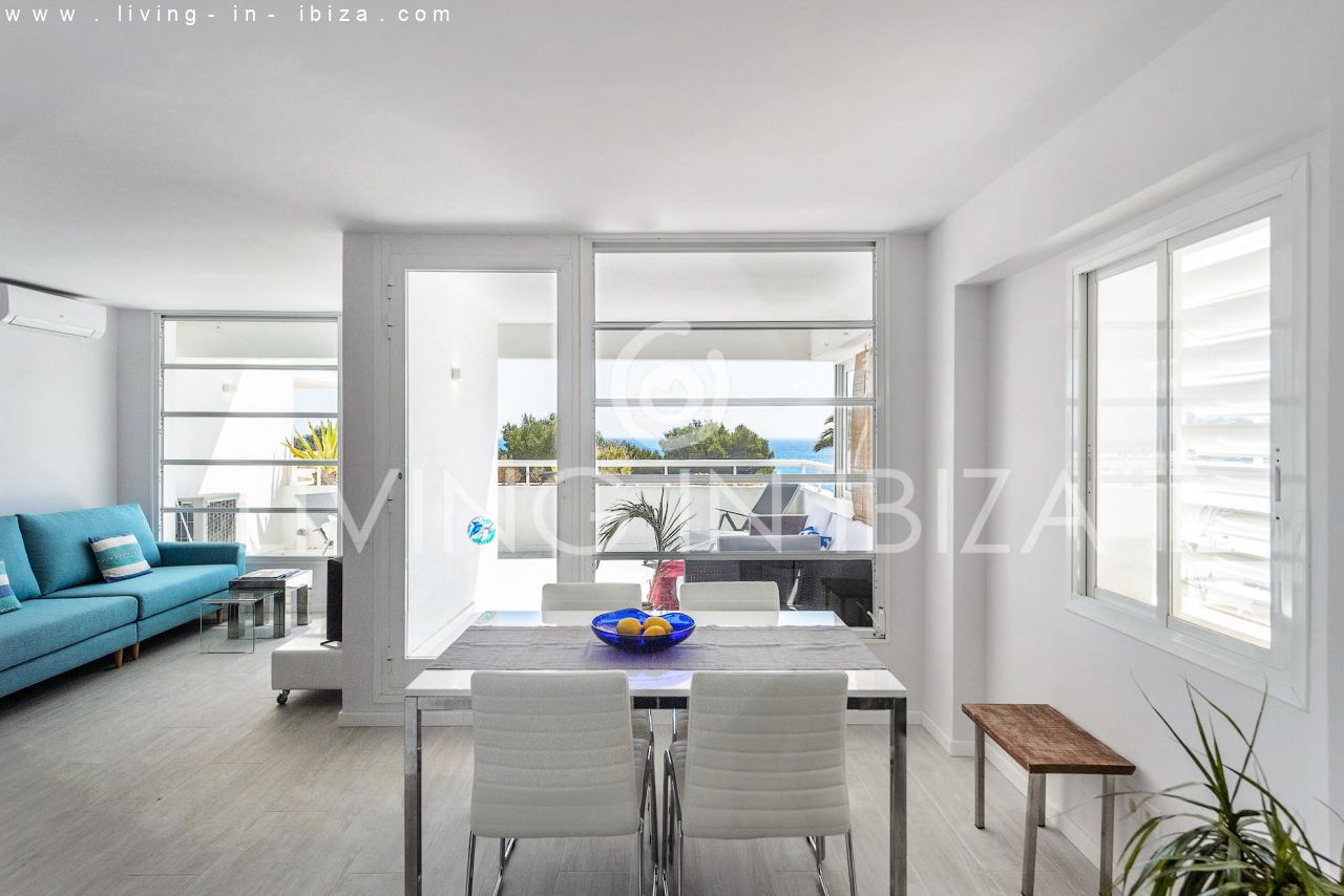 Alquiler Temporal. Atractivo apartamento de diseño con parking, en Santa Eulalia del Río, Ibiza, primera línea de mar sobre la playa. Del 1/10 al 30/4