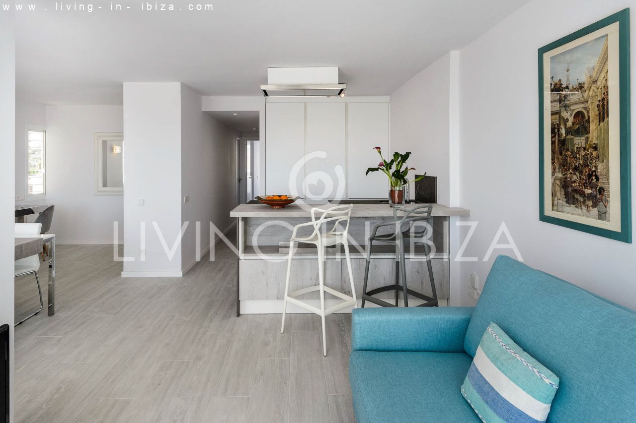 Alquiler Temporal. Atractivo apartamento de diseño con parking, en Santa Eulalia del Río, Ibiza, primera línea de mar sobre la playa. Del 1/10 al 30/4