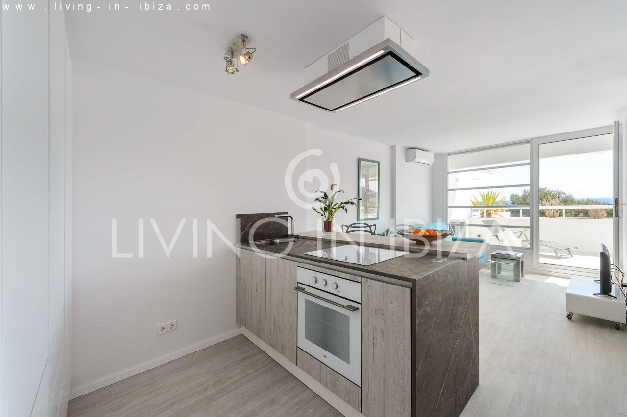 Alquiler Temporal. Atractivo apartamento de diseño con parking, en Santa Eulalia del Río, Ibiza, primera línea de mar sobre la playa. Del 1/10 al 30/4