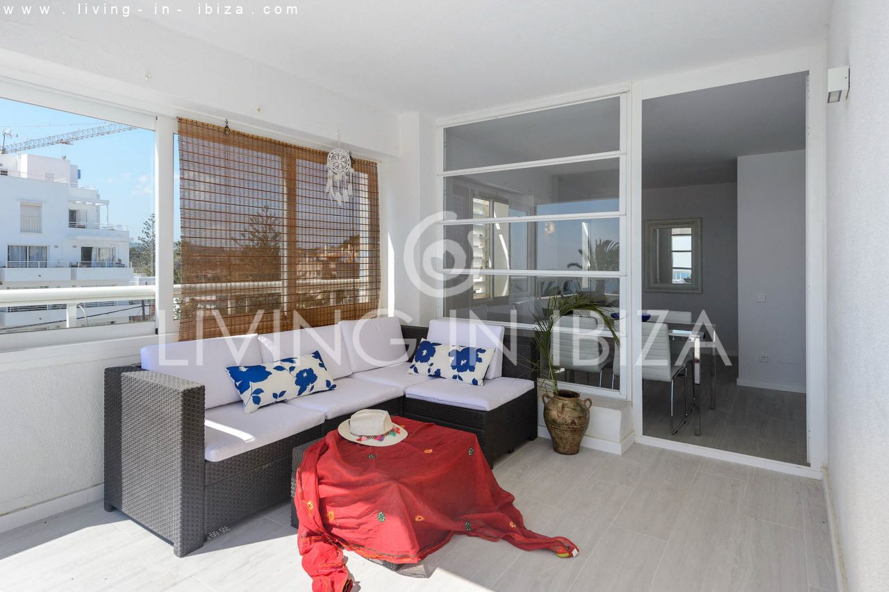 Alquiler Temporal. Atractivo apartamento de diseño con parking, en Santa Eulalia del Río, Ibiza, primera línea de mar sobre la playa. Del 1/10 al 30/4