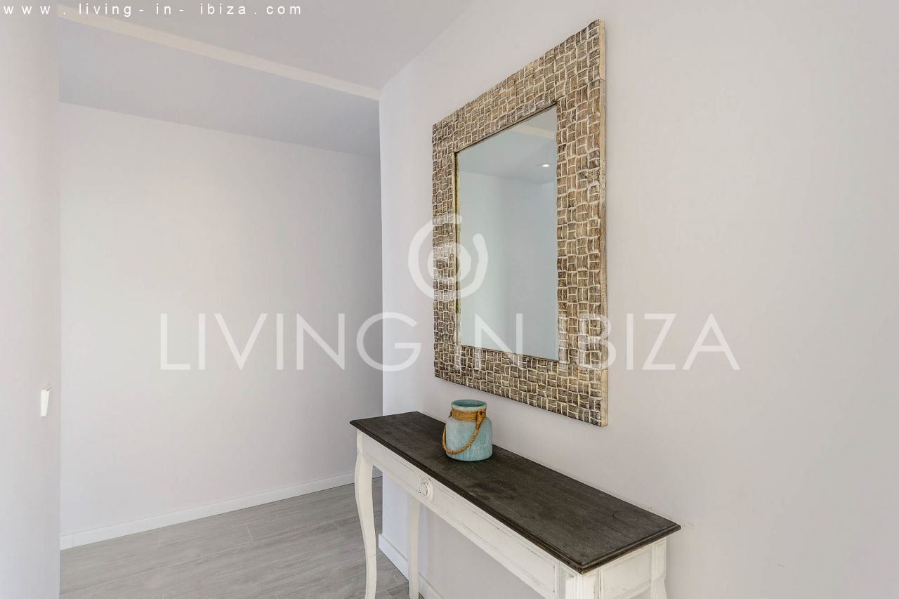 Alquiler Temporal. Atractivo apartamento de diseño con parking, en Santa Eulalia del Río, Ibiza, primera línea de mar sobre la playa. Del 1/10 al 30/4