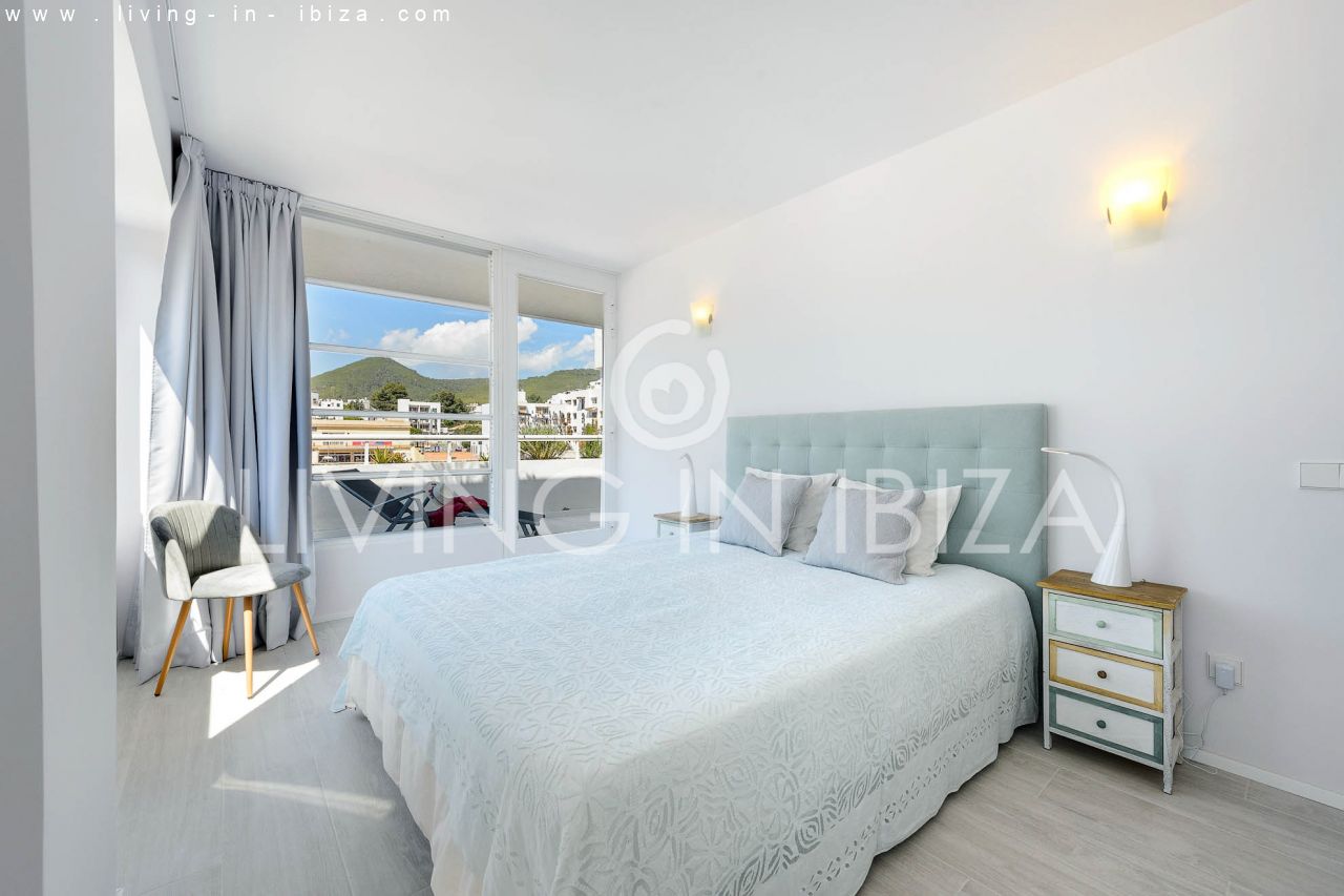 Alquiler Temporal. Atractivo apartamento de diseño con parking, en Santa Eulalia del Río, Ibiza, primera línea de mar sobre la playa. Del 1/10 al 30/4