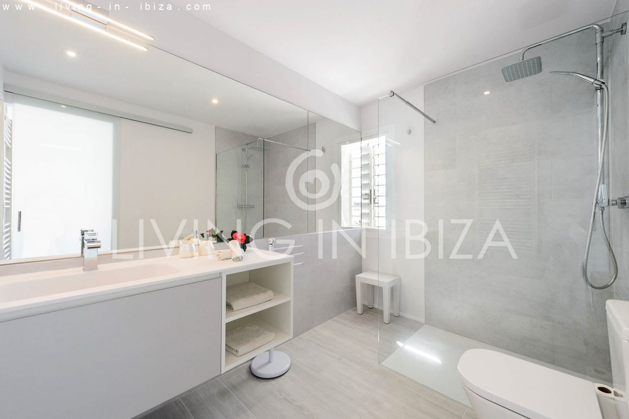 Alquiler Temporal. Atractivo apartamento de diseño con parking, en Santa Eulalia del Río, Ibiza, primera línea de mar sobre la playa. Del 1/10 al 30/4