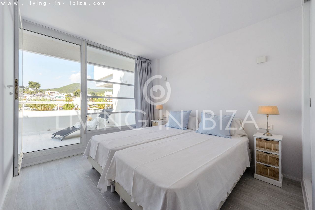 Alquiler Temporal. Atractivo apartamento de diseño con parking, en Santa Eulalia del Río, Ibiza, primera línea de mar sobre la playa. Del 1/10 al 30/4