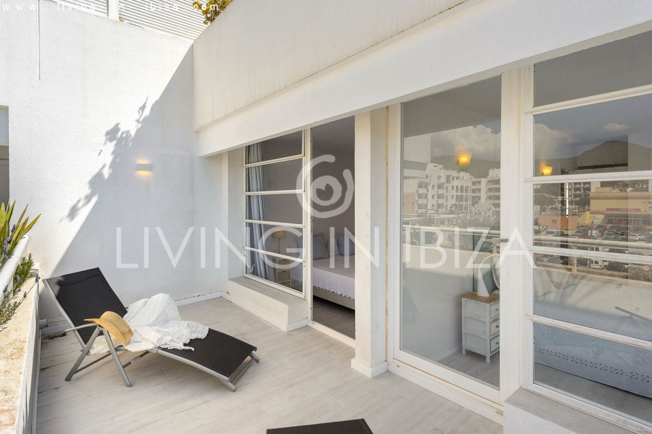 Alquiler Temporal. Atractivo apartamento de diseño con parking, en Santa Eulalia del Río, Ibiza, primera línea de mar sobre la playa. Del 1/10 al 30/4