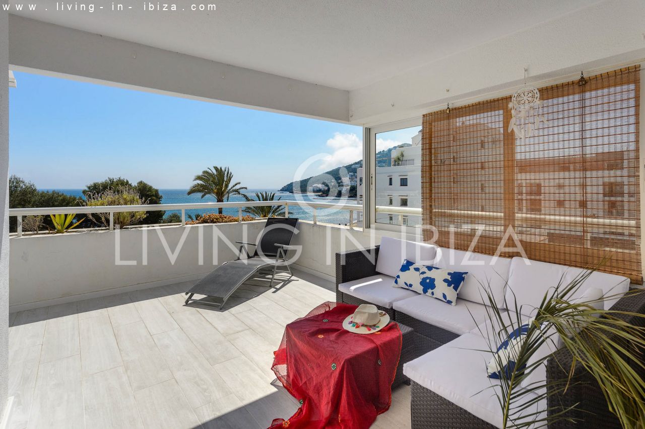 Alquiler Temporal. Atractivo apartamento de diseño con parking, en Santa Eulalia del Río, Ibiza, primera línea de mar sobre la playa. Del 1/10 al 30/4