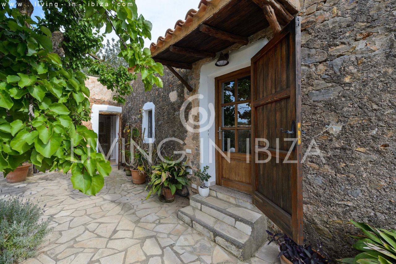 Alquiler contrato TEMPORAL / 6 a 8 meses para personas no residentes en la isla. Casa ibicenca de 100 años, renovada, zona Santa Eulalia