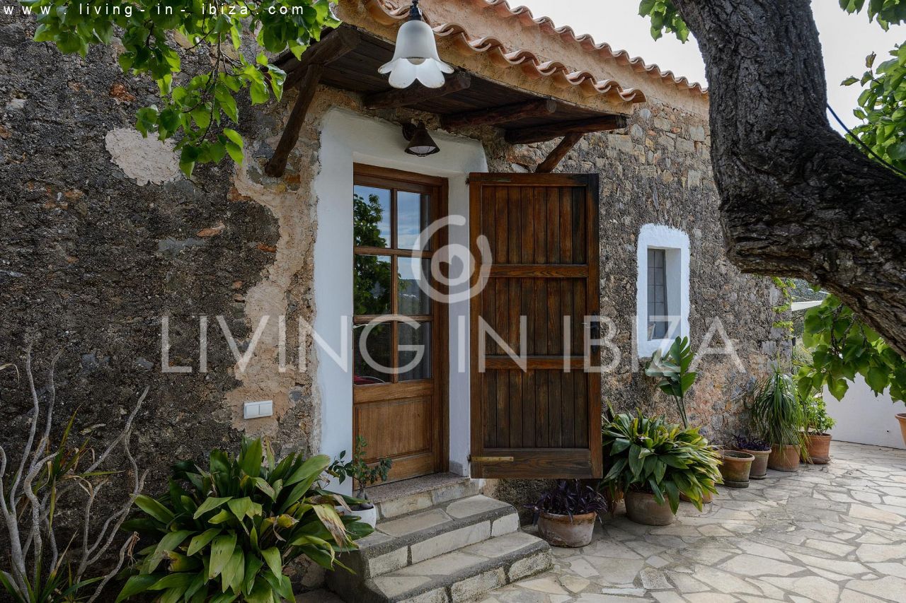 Alquiler contrato TEMPORAL / 6 a 8 meses para personas no residentes en la isla. Casa ibicenca de 100 años, renovada, zona Santa Eulalia