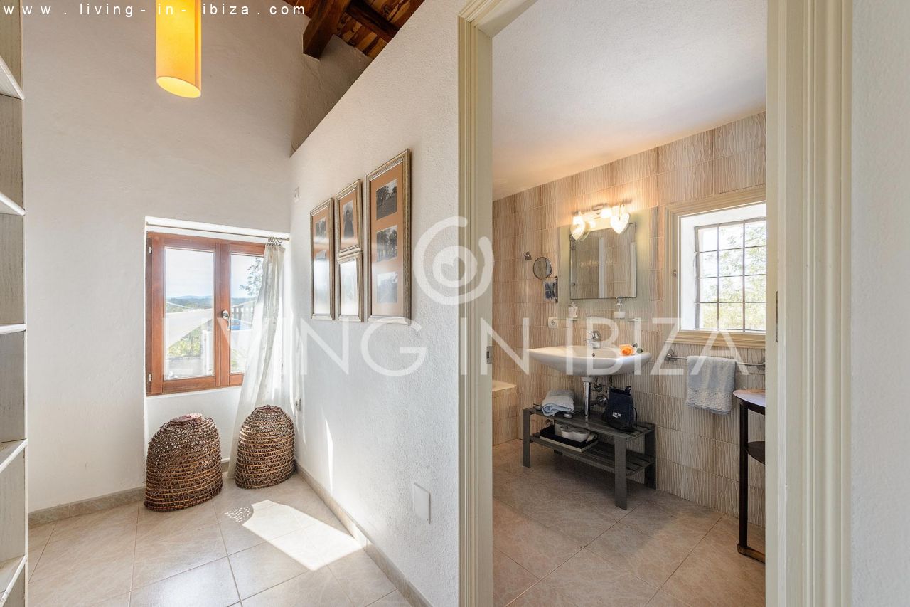 Alquiler contrato TEMPORAL / 6 a 8 meses para personas no residentes en la isla. Casa ibicenca de 100 años, renovada, zona Santa Eulalia