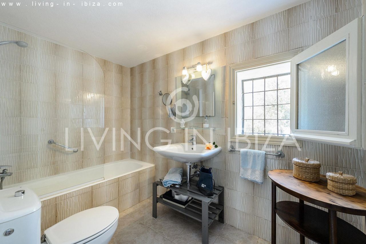 Alquiler contrato TEMPORAL / 6 a 8 meses para personas no residentes en la isla. Casa ibicenca de 100 años, renovada, zona Santa Eulalia