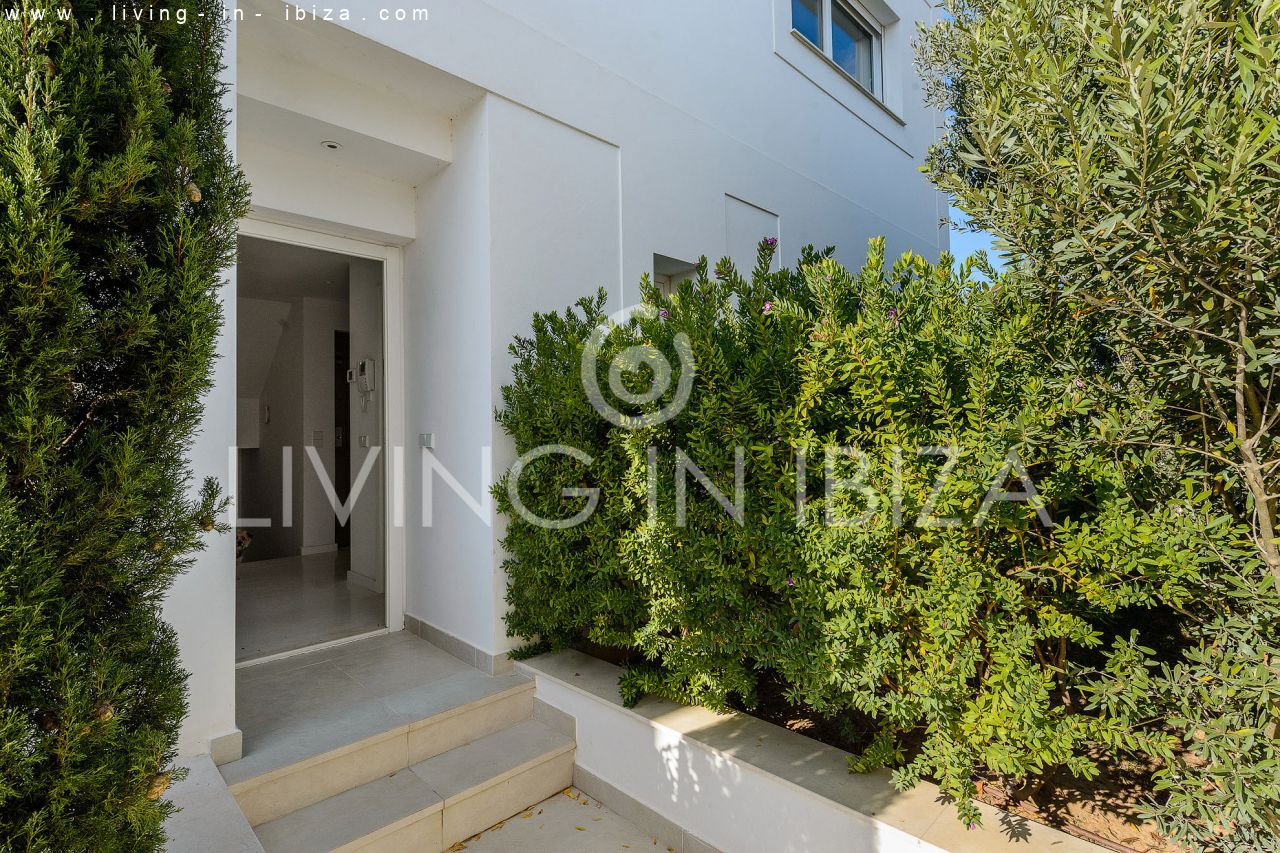 A la venta: chalet adosado de 4 plantas en Nuestra Señora de Jesús, con garaje, trastero, habitaciones con baños en suite, amplia terraza con vistas a