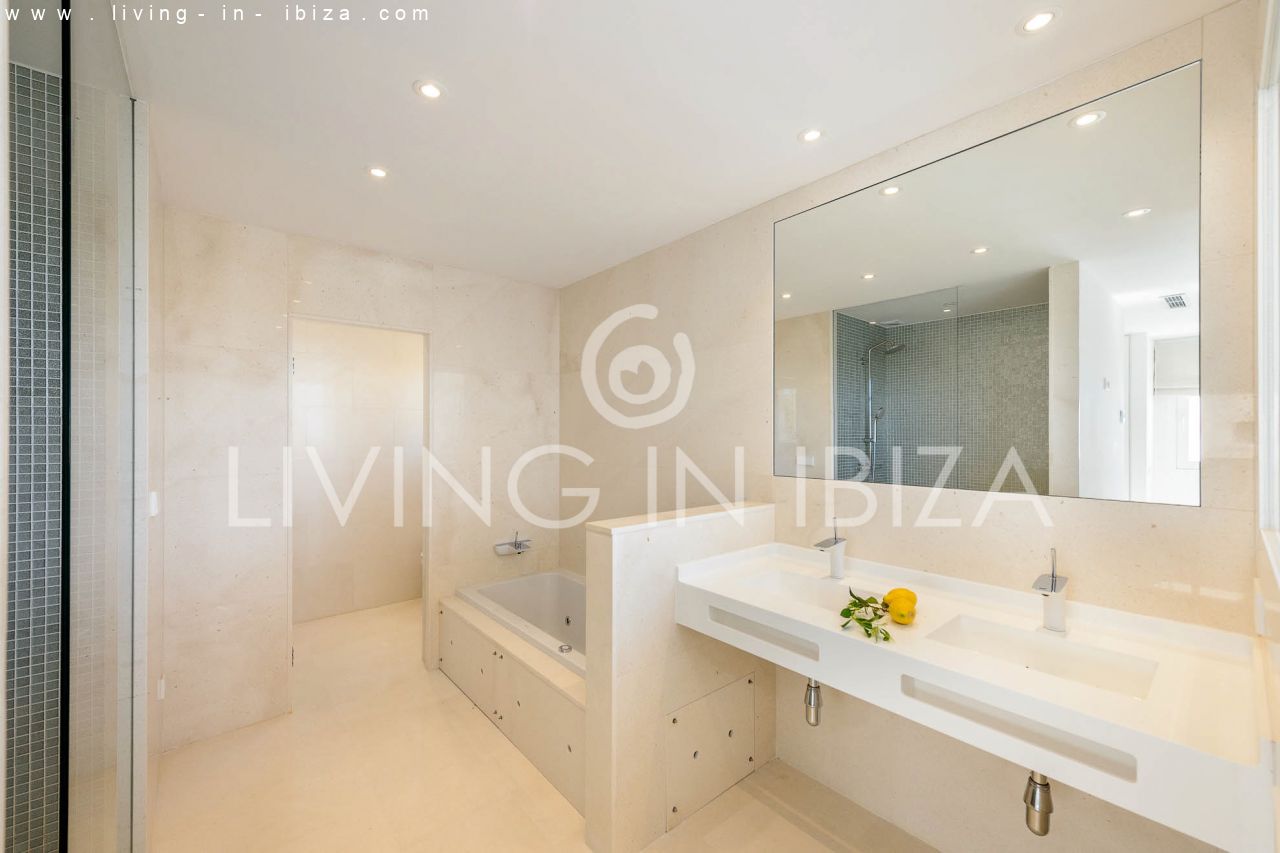 A la venta: chalet adosado de 4 plantas en Nuestra Señora de Jesús, con garaje, trastero, habitaciones con baños en suite, amplia terraza con vistas a