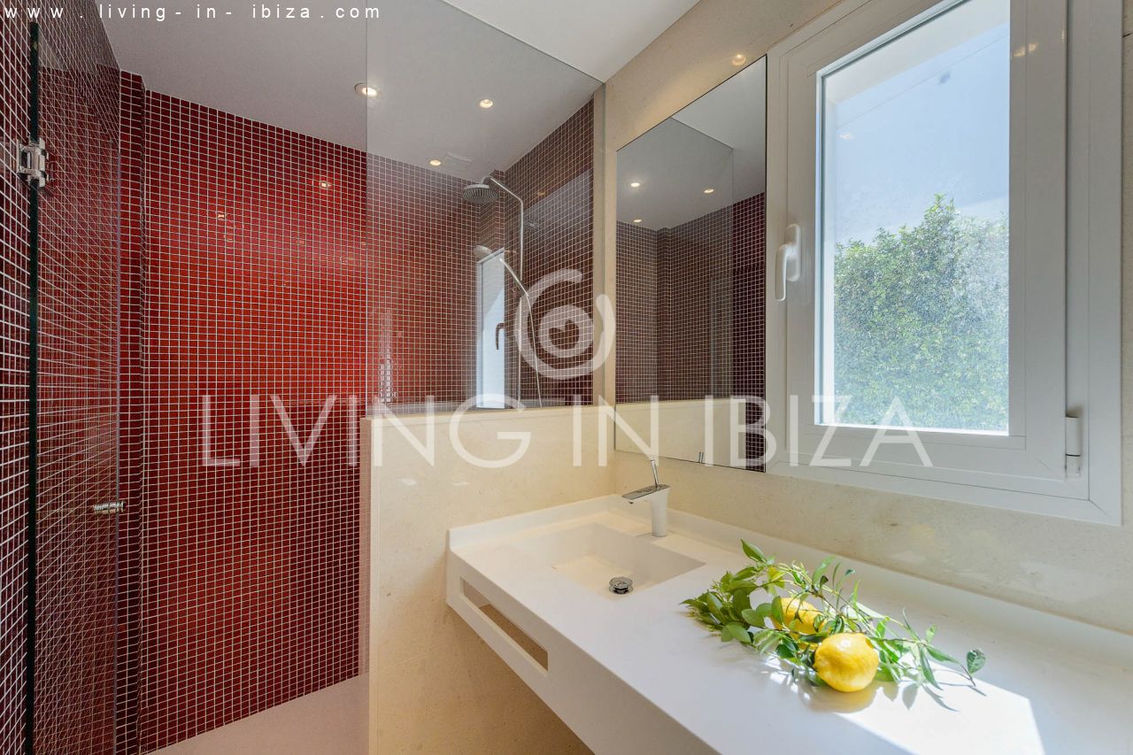 A la venta: chalet adosado de 4 plantas en Nuestra Señora de Jesús, con garaje, trastero, habitaciones con baños en suite, amplia terraza con vistas a