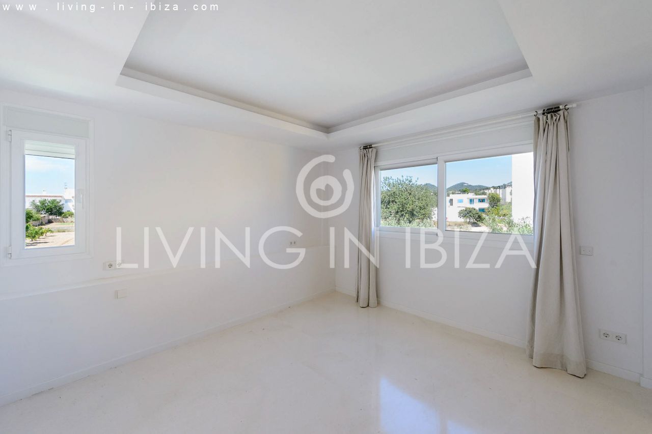 A la venta: chalet adosado de 4 plantas en Nuestra Señora de Jesús, con garaje, trastero, habitaciones con baños en suite, amplia terraza con vistas a