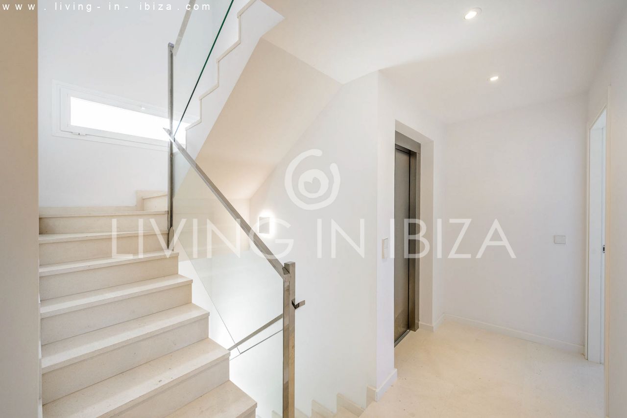 A la venta: chalet adosado de 4 plantas en Nuestra Señora de Jesús, con garaje, trastero, habitaciones con baños en suite, amplia terraza con vistas a