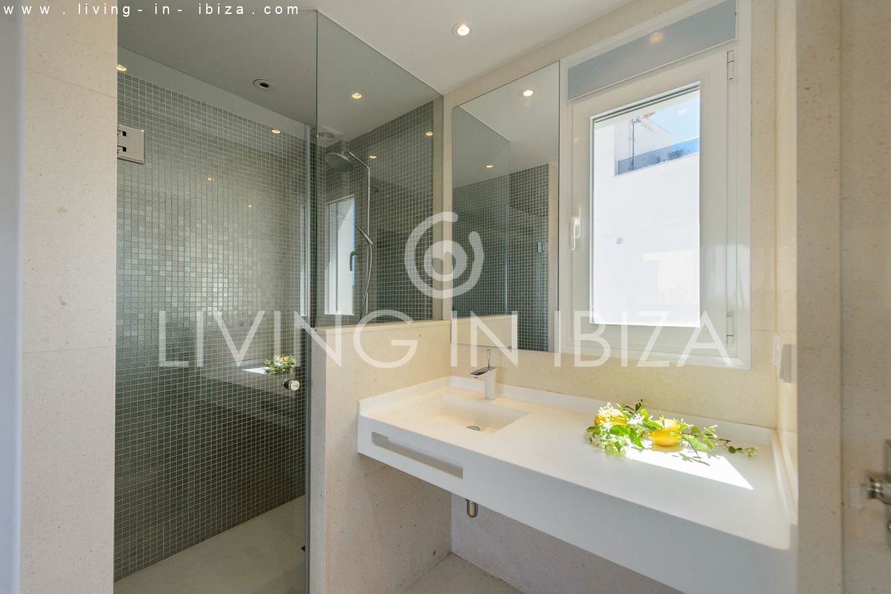 A la venta: chalet adosado de 4 plantas en Nuestra Señora de Jesús, con garaje, trastero, habitaciones con baños en suite, amplia terraza con vistas a