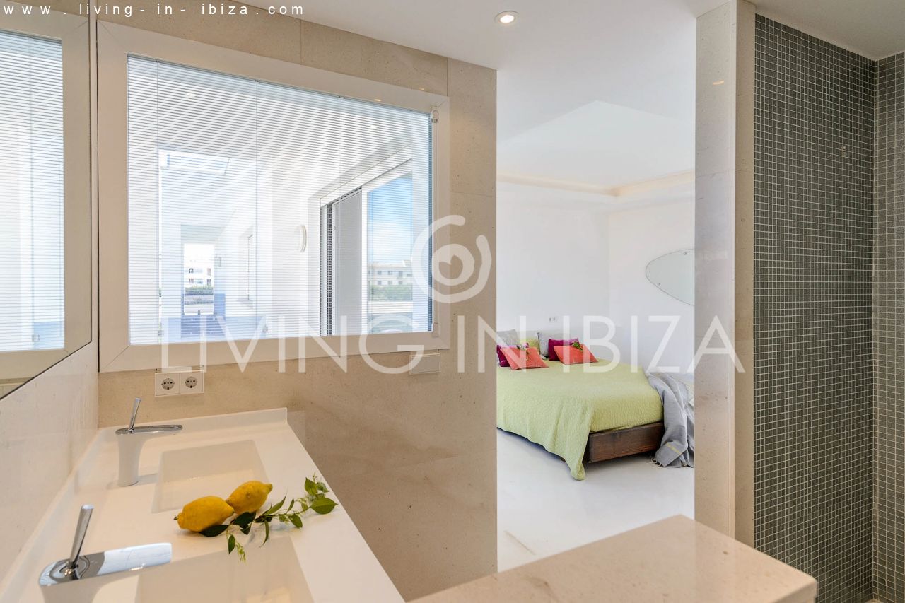 A la venta: chalet adosado de 4 plantas en Nuestra Señora de Jesús, con garaje, trastero, habitaciones con baños en suite, amplia terraza con vistas a