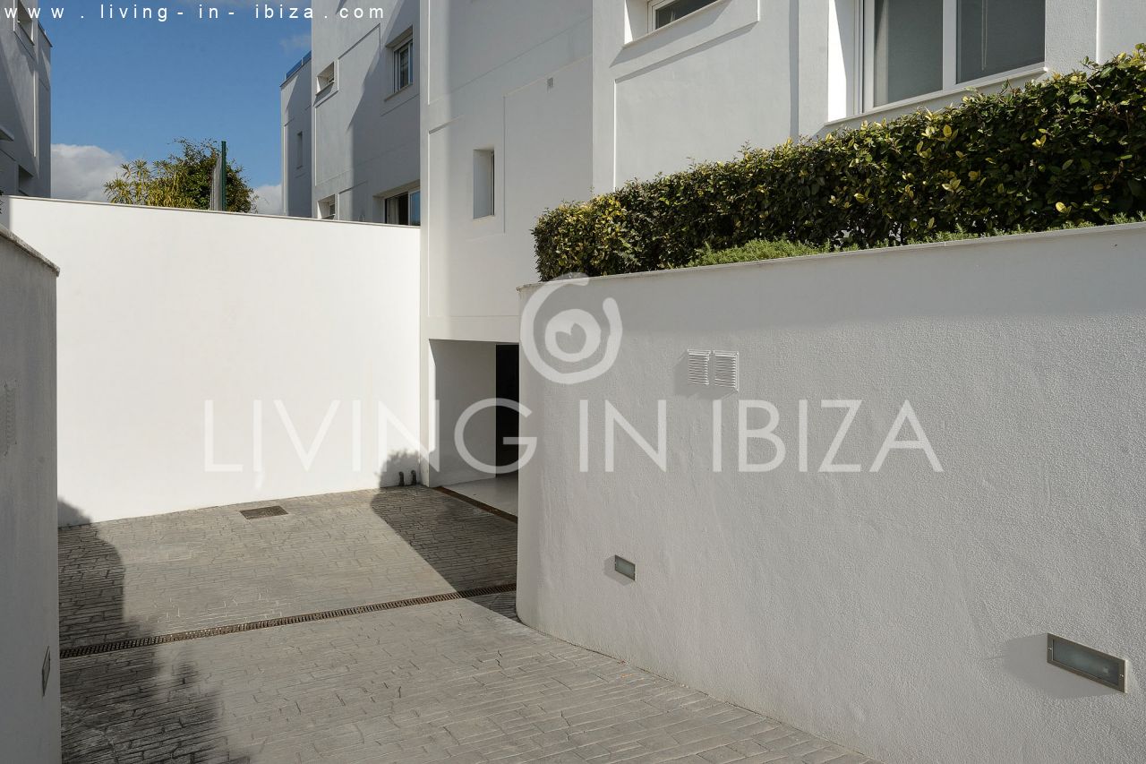 A la venta: chalet adosado de 4 plantas en Nuestra Señora de Jesús, con garaje, trastero, habitaciones con baños en suite, amplia terraza con vistas a