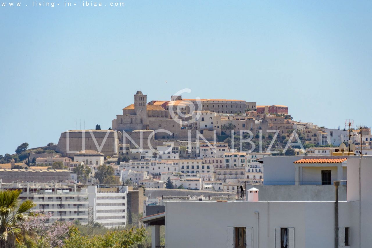 A la venta: chalet adosado de 4 plantas en Nuestra Señora de Jesús, con garaje, trastero, habitaciones con baños en suite, amplia terraza con vistas a