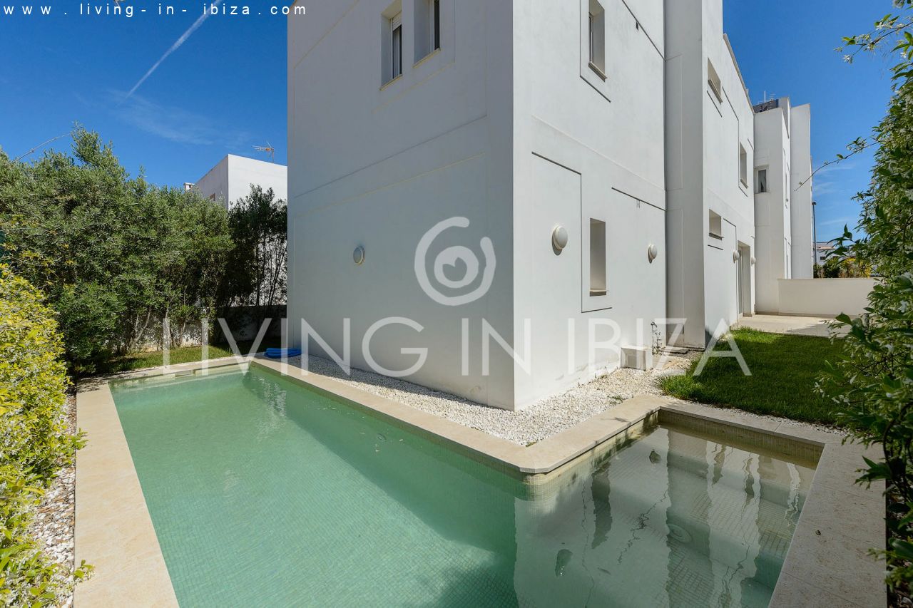 A la venta: chalet adosado de 4 plantas en Nuestra Señora de Jesús, con garaje, trastero, habitaciones con baños en suite, amplia terraza con vistas a