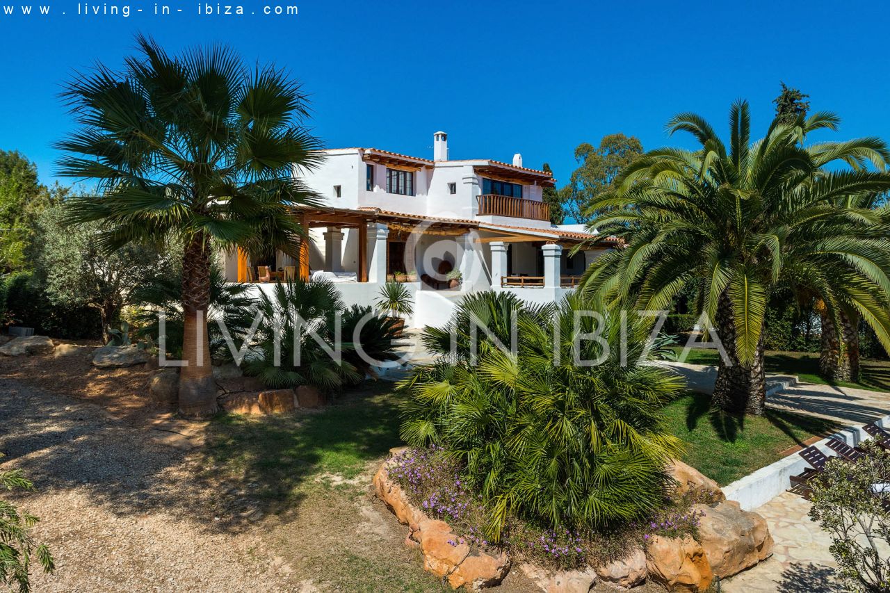 ALQUILER ANUAL /LARGO PLAZO, encantadora villa de dos pisos, amueblada con piscina en Santa Eulalia del Río, Ibiza. Calefacción central, vistas al mar
