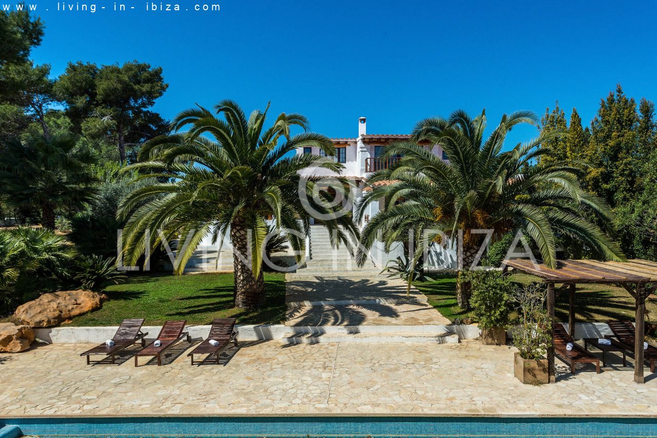 ALQUILER ANUAL /LARGO PLAZO, encantadora villa de dos pisos, amueblada con piscina en Santa Eulalia del Río, Ibiza. Calefacción central, vistas al mar