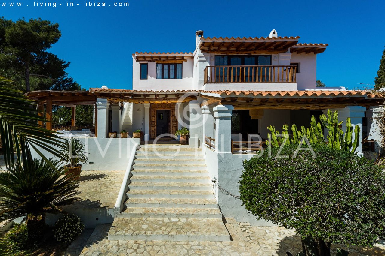 ALQUILER ANUAL /LARGO PLAZO, encantadora villa de dos pisos, amueblada con piscina en Santa Eulalia del Río, Ibiza. Calefacción central, vistas al mar