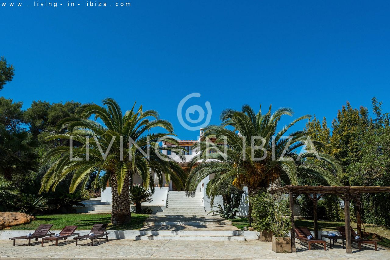 ALQUILER ANUAL /LARGO PLAZO, encantadora villa de dos pisos, amueblada con piscina en Santa Eulalia del Río, Ibiza. Calefacción central, vistas al mar