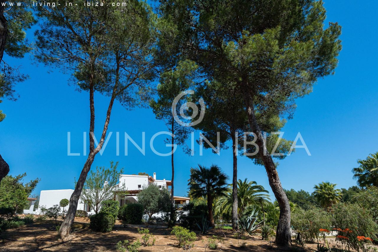 ALQUILER ANUAL /LARGO PLAZO, encantadora villa de dos pisos, amueblada con piscina en Santa Eulalia del Río, Ibiza. Calefacción central, vistas al mar