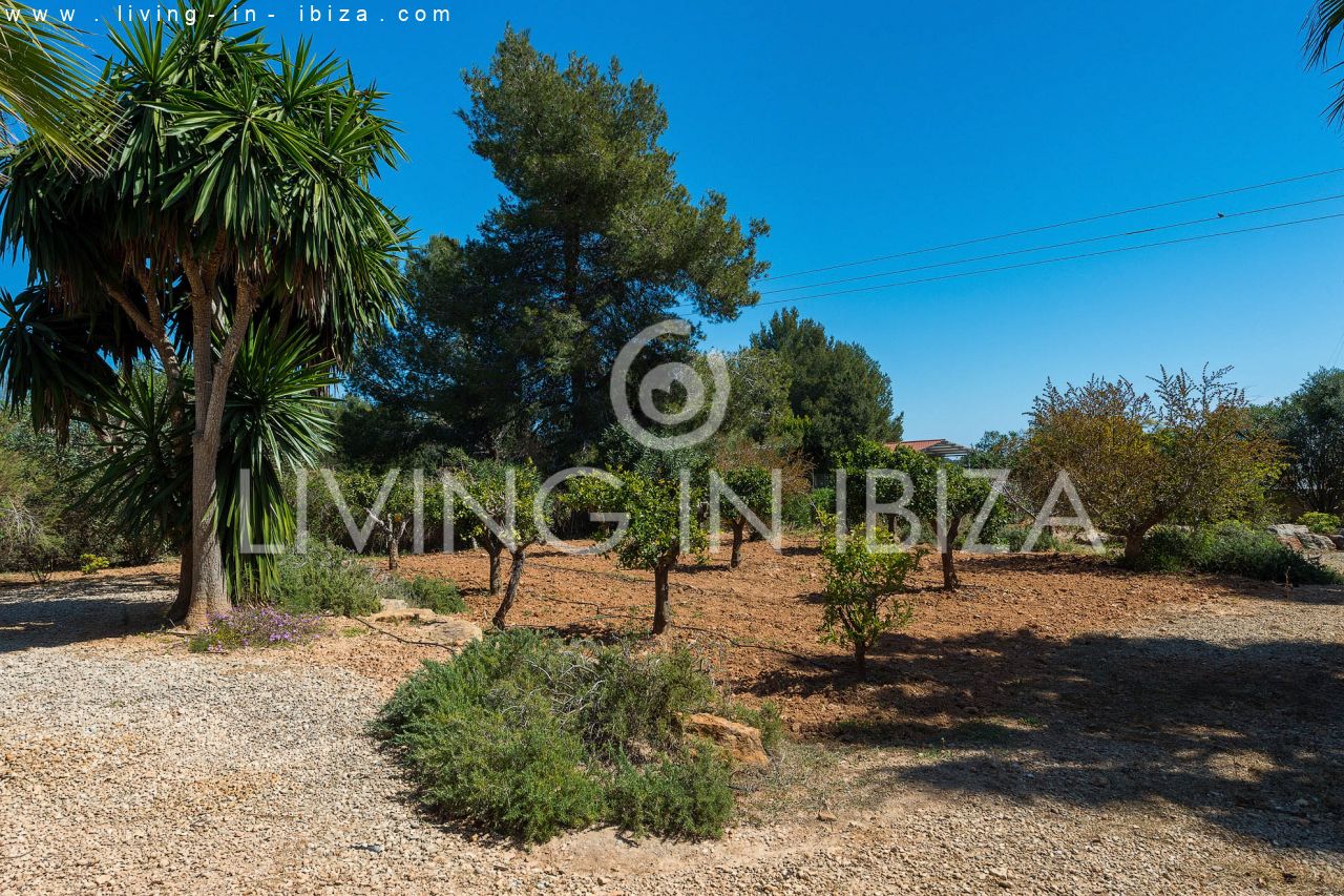 ALQUILER ANUAL /LARGO PLAZO, encantadora villa de dos pisos, amueblada con piscina en Santa Eulalia del Río, Ibiza. Calefacción central, vistas al mar