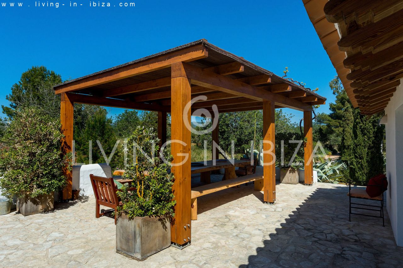 ALQUILER ANUAL /LARGO PLAZO, encantadora villa de dos pisos, amueblada con piscina en Santa Eulalia del Río, Ibiza. Calefacción central, vistas al mar