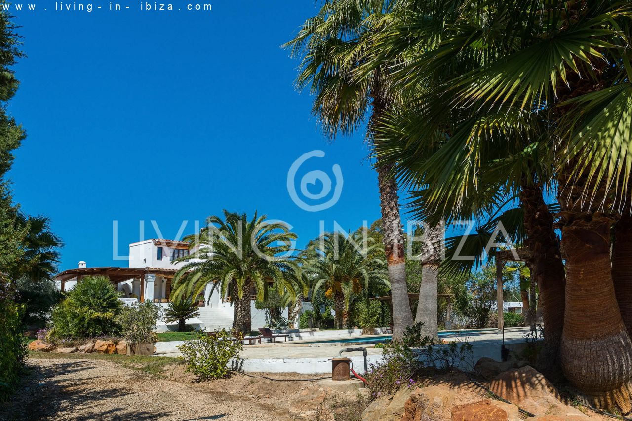 ALQUILER ANUAL /LARGO PLAZO, encantadora villa de dos pisos, amueblada con piscina en Santa Eulalia del Río, Ibiza. Calefacción central, vistas al mar