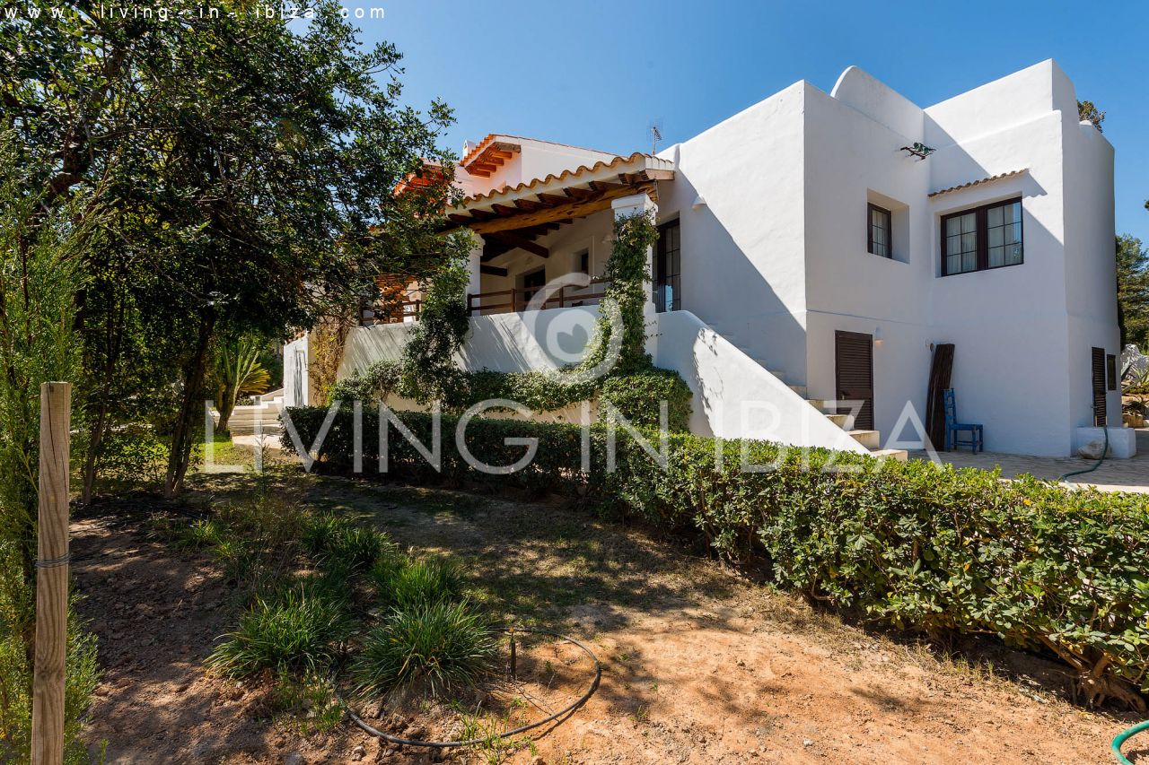 ALQUILER ANUAL /LARGO PLAZO, encantadora villa de dos pisos, amueblada con piscina en Santa Eulalia del Río, Ibiza. Calefacción central, vistas al mar