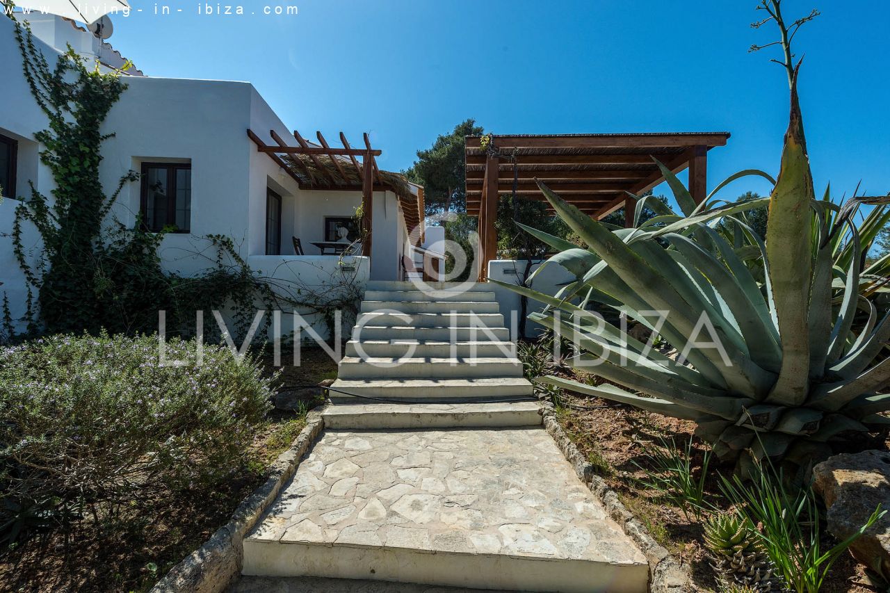 ALQUILER ANUAL /LARGO PLAZO, encantadora villa de dos pisos, amueblada con piscina en Santa Eulalia del Río, Ibiza. Calefacción central, vistas al mar