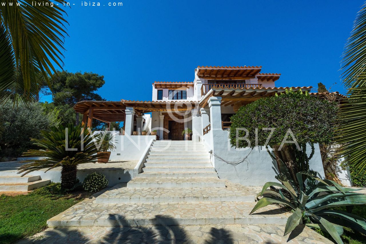 ALQUILER ANUAL /LARGO PLAZO, encantadora villa de dos pisos, amueblada con piscina en Santa Eulalia del Río, Ibiza. Calefacción central, vistas al mar