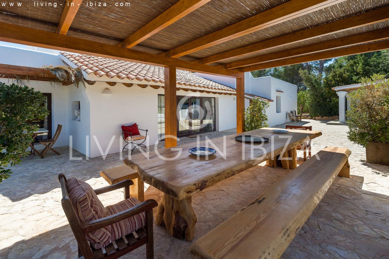 ALQUILER ANUAL /LARGO PLAZO, encantadora villa de dos pisos, amueblada con piscina en Santa Eulalia del Río, Ibiza. Calefacción central, vistas al mar