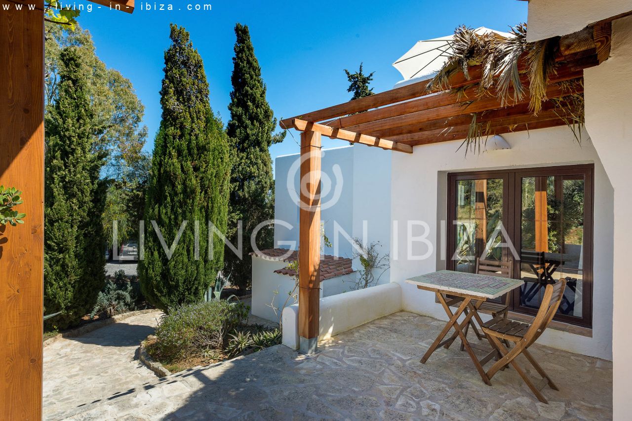 ALQUILER ANUAL /LARGO PLAZO, encantadora villa de dos pisos, amueblada con piscina en Santa Eulalia del Río, Ibiza. Calefacción central, vistas al mar