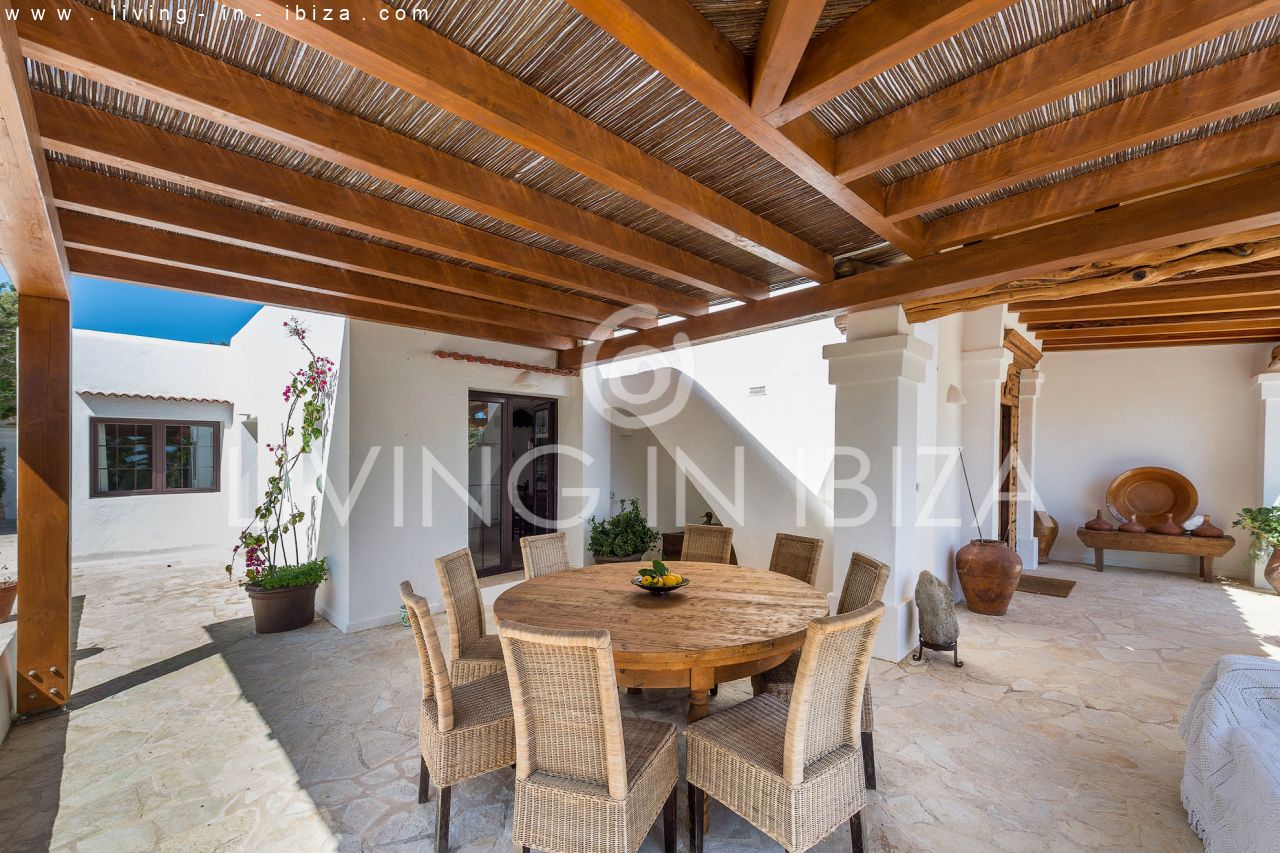 ALQUILER ANUAL /LARGO PLAZO, encantadora villa de dos pisos, amueblada con piscina en Santa Eulalia del Río, Ibiza. Calefacción central, vistas al mar