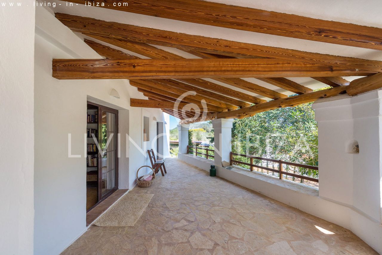 ALQUILER ANUAL /LARGO PLAZO, encantadora villa de dos pisos, amueblada con piscina en Santa Eulalia del Río, Ibiza. Calefacción central, vistas al mar