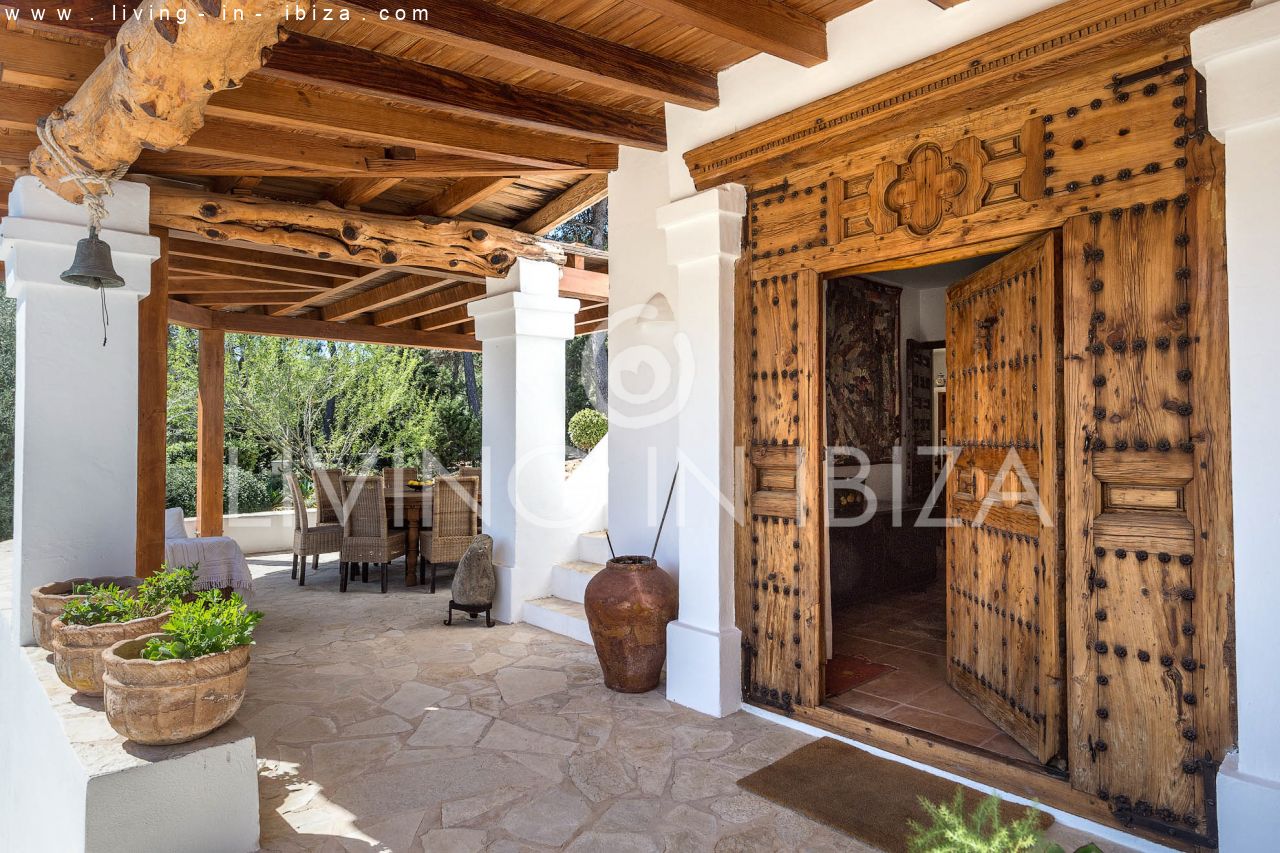 ALQUILER ANUAL /LARGO PLAZO, encantadora villa de dos pisos, amueblada con piscina en Santa Eulalia del Río, Ibiza. Calefacción central, vistas al mar