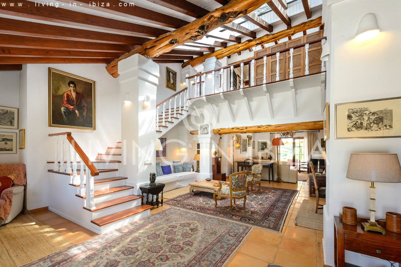 ALQUILER ANUAL /LARGO PLAZO, encantadora villa de dos pisos, amueblada con piscina en Santa Eulalia del Río, Ibiza. Calefacción central, vistas al mar