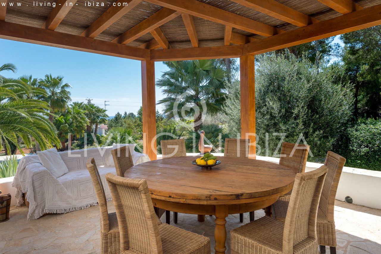 ALQUILER ANUAL /LARGO PLAZO, encantadora villa de dos pisos, amueblada con piscina en Santa Eulalia del Río, Ibiza. Calefacción central, vistas al mar