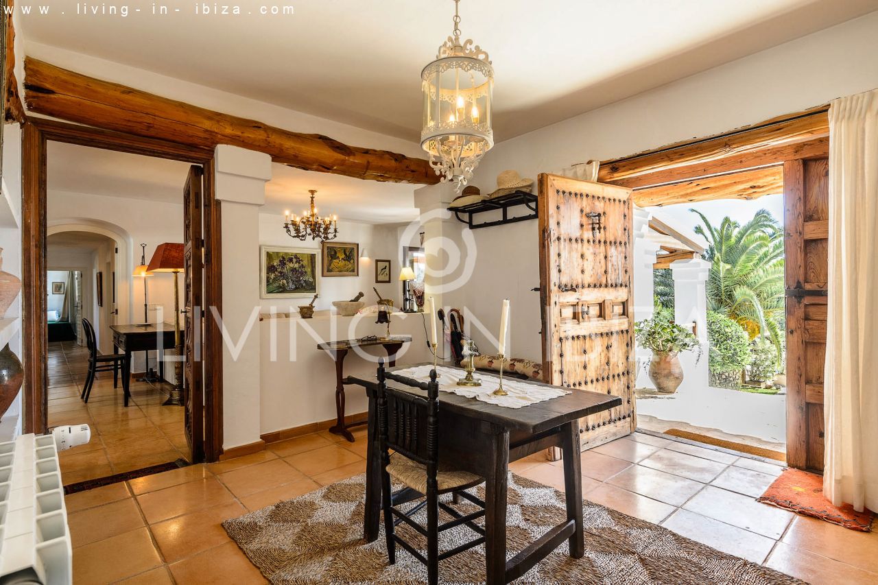 ALQUILER ANUAL /LARGO PLAZO, encantadora villa de dos pisos, amueblada con piscina en Santa Eulalia del Río, Ibiza. Calefacción central, vistas al mar