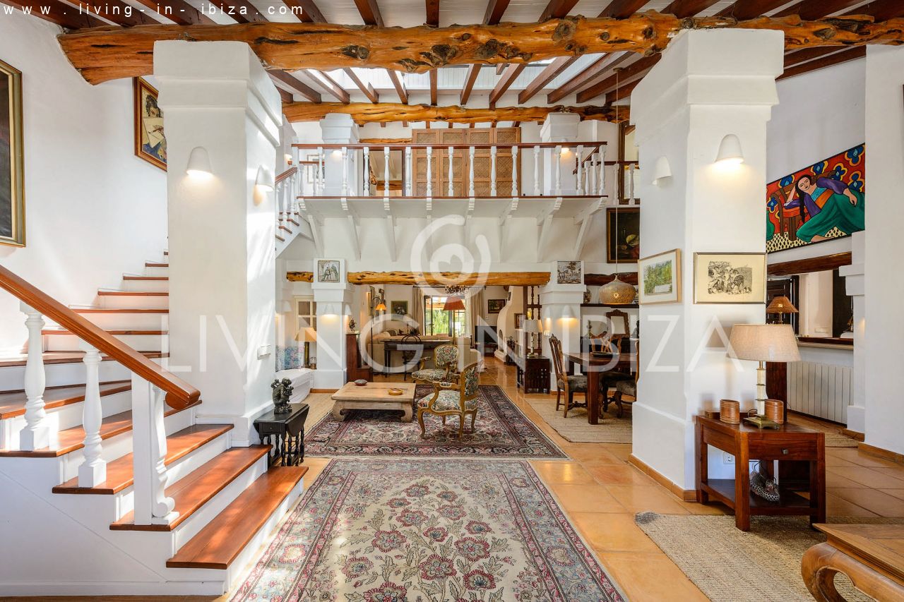 ALQUILER ANUAL /LARGO PLAZO, encantadora villa de dos pisos, amueblada con piscina en Santa Eulalia del Río, Ibiza. Calefacción central, vistas al mar
